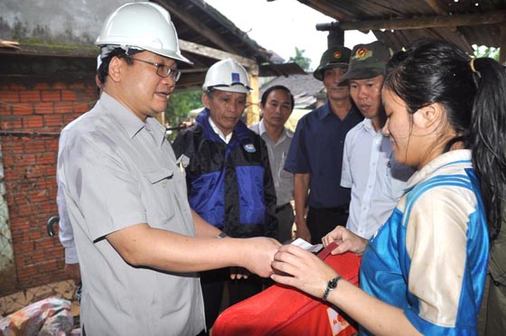 Phó Thủ tướng Hoàng Trung Hải tặng quà cho người dân vùng tâm lũ ở Nghĩa Hành