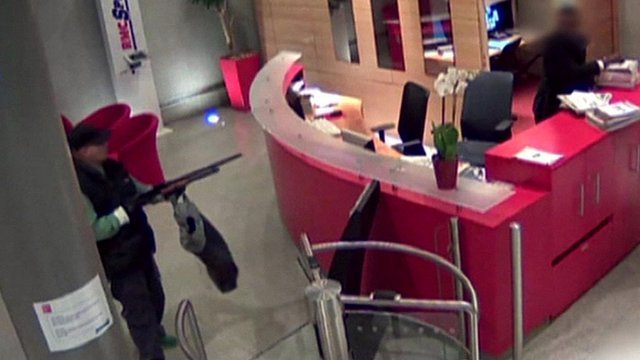 Hình ảnh camera ghi lại kẻ tình nghi xả súng tại văn phòng Kênh tin tức 24h BFMTV vào ngày 15.11