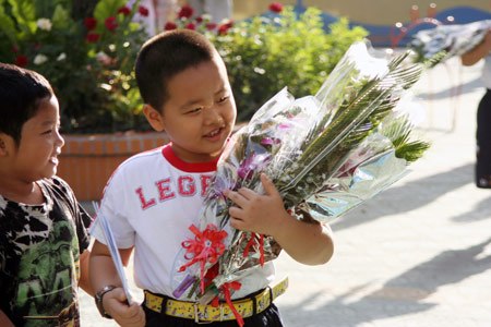 Học trò mang hoa tặng cô 20.11. Ảnh minh họa: Đức Quang.