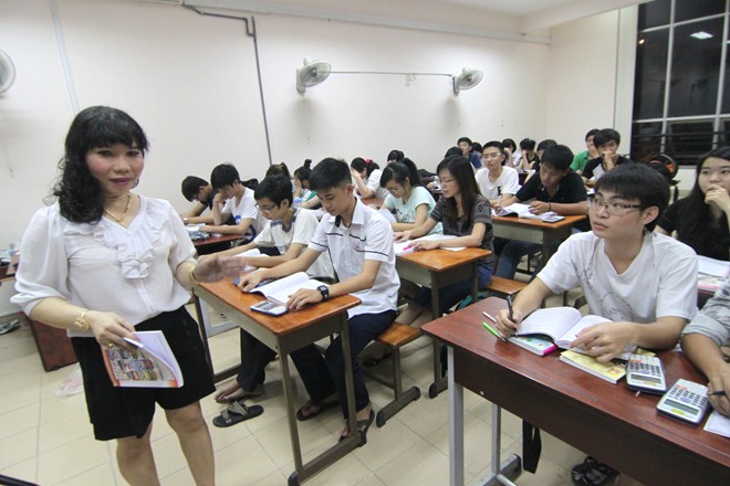 Cô giáo Trâm đang giảng dạy tại lớp luyện thi đại học của mình trên đường Nguyễn Văn Thủ (Q.1)
