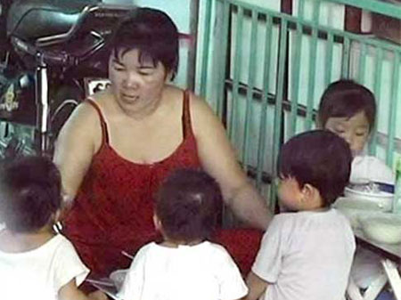Bảo mẫu Quảng Thị Kim Hoa đang hành hạ trẻ.
