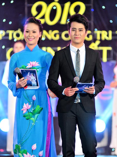 Giảng viên Phan Thị Minh Nga trong vai trò MC của cuộc thi Miss ĐH Huế 2012.