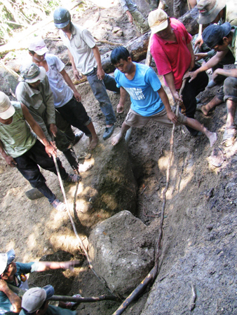 Tháng 9.2012 rất nhiều người dân đào tìm trầm kỳ tại Khánh Sơn, Khánh Hòa.