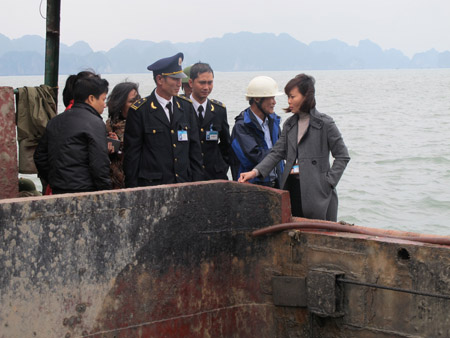 Đội kiểm tra liên ngành xử lý tàu đổ bùn thải trên Vịnh Hạ Long