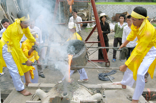 Năm 2008, nhân kỉ niệm 60 năm Đại tướng Võ Nguyên Giáp được phong hàm đại tướng, Liên chi hội Di sản văn hóa Lam Kinh Thanh Hóa đã đúc một chiếc trống và một thanh kiếm lệnh dâng tặng ông. Ảnh: Lê Hoàng