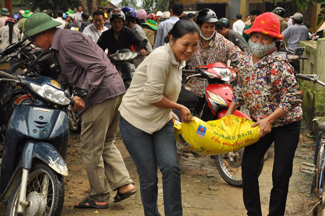 PVFCCo chia sẻ với bà con khó khăn vùng lũ Hà Tĩnh.