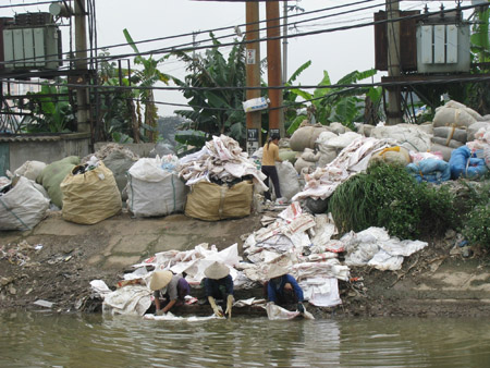 Nghề tái chế ở  xã Tiên Dược gây ô nhiễm môi trường nghiêm trọng.