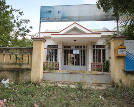 Bưu điện văn hóa xã Vĩnh Trung được xây dựng rất khang trang nhưng đang bị bỏ hoang