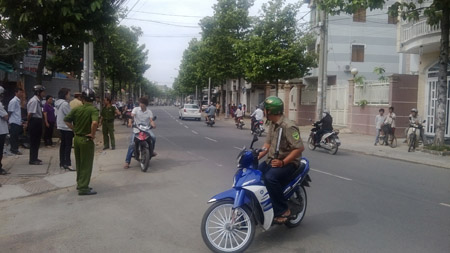 BVDP Phạm Đức Tâm thực nghiệm lại việc truy đuổi, dùng dùi cui điện chích người vi phạm giao thông..