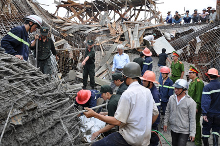  Hiện trường vụ sập công trình hội trường UBND huyện Đông Hòa (Phú Yên)