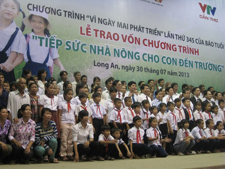 Lễ trao vốn “Tiếp sức nhà nông cho con đến trường” năm 2013 mà GreenFeed là nhà đồng tổ chức.