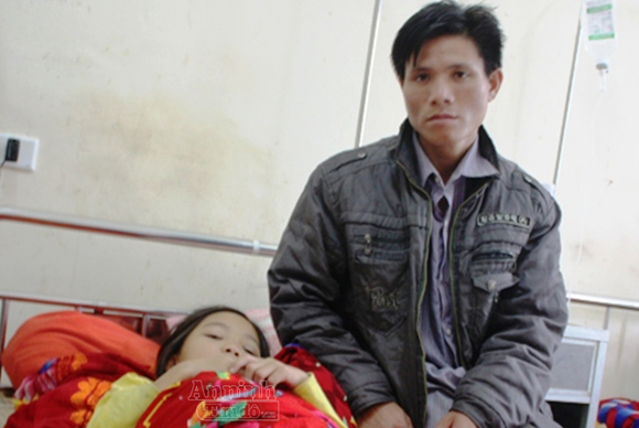 Anh Quang Văn Mân lo lắng khi con của mình chỉ mới học lớp 4 nhưng đã bị thầy giáo đánh phải nhập viện cấp cứu