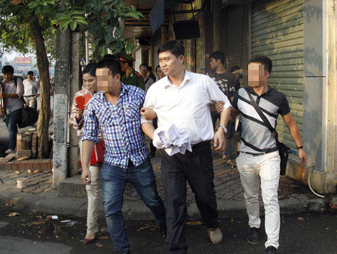 Nguyễn Mạnh Tường bị dẫn giải về thẩm mỹ viện Cát Tường tại 45 Giải Phóng và sau đó đưa ra cầu Thanh Trì thực nghiệm ngày 22.10.