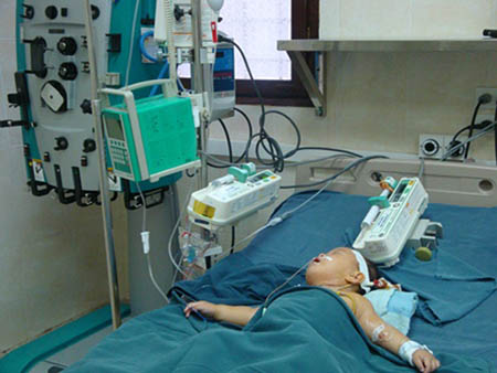 Cháu Nguyễn Thị Hải đang điều trị tại bệnh viện.