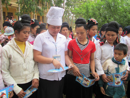 Nhân dân các dân tộc huyện Mộc Châu, Sơn La  tham gia truyền thông về dân số-kế hoạch hoá gia đình