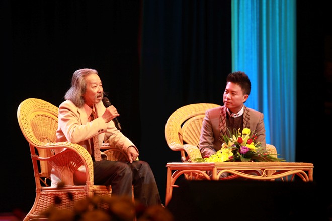 Nhà thơ, họa sĩ Văn Thao, con trai trưởng của cố nhạc sĩ Văn Cao cùng trò chuyện với MC Lê Anh
