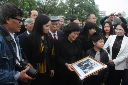 Bà Võ Hòa Bình (con gái Đại tướng) cùng gia quyến xúc động khi xem triển lãm.