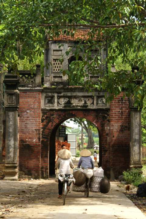 Cánh cổng xưa cũ. Ảnh: langnghevietnam.