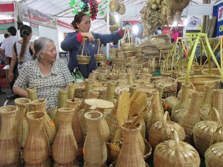 Hội chợ có nhiều mặt hàng trưng bày hàng thu hút khách hàng