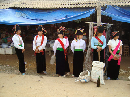 Các thiếu nữ người Thái (Phong Thổ, Lai Châu) trong trang phục dân tộc.  