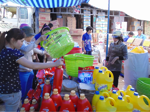 Phiên chợ hàng Việt về nông thôn, vùng sâu (Ảnh: Báo Công Thương)