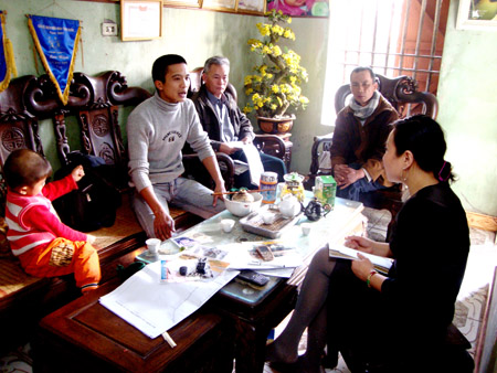 Nhà báo Vũ Thị Hải (phải) làm việc gia đình ông chủ đầm Lê Đình Thảo.