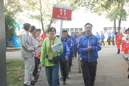 Công nhân công ty TNHH ô tô Đông Phong chào đón đoàn thanh niên Việt Nam