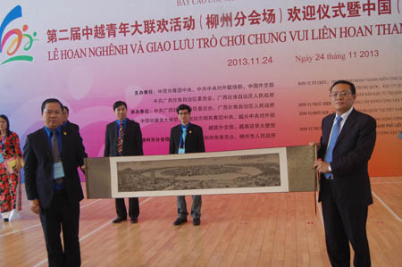 Lãnh đạo đoàn thanh niên Việt Nam tặng tranh cho lãnh đạo công ty sản xuất ô tô lớn nhất Liễu Châu
