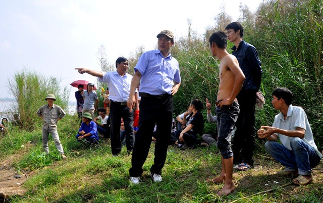 Gia đình chị Huyền đã tìm hơn 1 tháng nay tại sông Hồng nhưng không có kết quả.