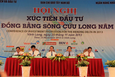 Phó Thủ tướng Chính phủ Vũ Văn Ninh (giữa) chủ trì và chỉ đạo hội nghị.