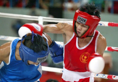 Võ sĩ Lương Văn Toản (phải) được kỳ vọng  sẽ bảo vệ thành công tấm HCV môn boxing tại SEA Games 2013. 
