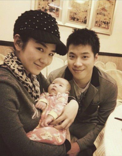 Hình ảnh gia đình hạnh phúc của Huỳnh Dịch bị dân tình tố cáo là 'diễn xuất giỏi