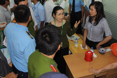 Nhiều CB-GV đã rơi nước mắt trước cảnh cưỡng chế “sặc mùi bạo lực” tại Trường ĐH Hùng Vương TP.HCM