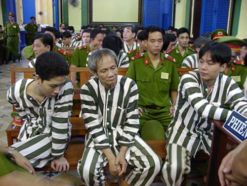 Trùm “xã hội đen” Năm Cam (giữa) tại phiên tòa xét xử.