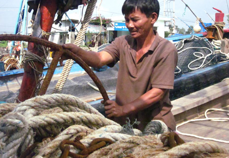 Hơn 1 tháng nay, tàu cá của ngư dân Trần Tiến (Quảng Ngãi) phải nằm bờ vì mưa bão, lũ lớn liên tục... 