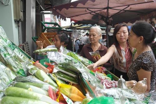 Khách mua rau VietGAP tại một điểm bán trên đường Cô Giang, quận 1, TP HCM (Nguồn ảnh: Báo BVPL)