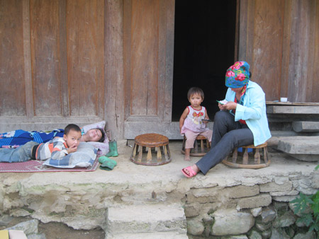 Người mẹ có 3 con ở huyện miền núi Kỳ Sơn này kết hôn từ năm 14 tuổi.  
