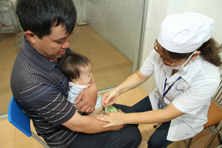 Trẻ em được tiêm chủng vaccin Quinvaxem tại Hà Nội tháng 11.2013