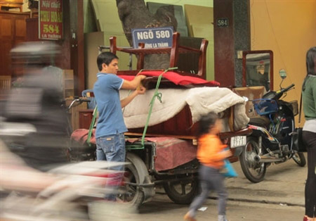 Xe ôm trên phố Đê La Thành kiếm được 30 triệu đồng/tháng.