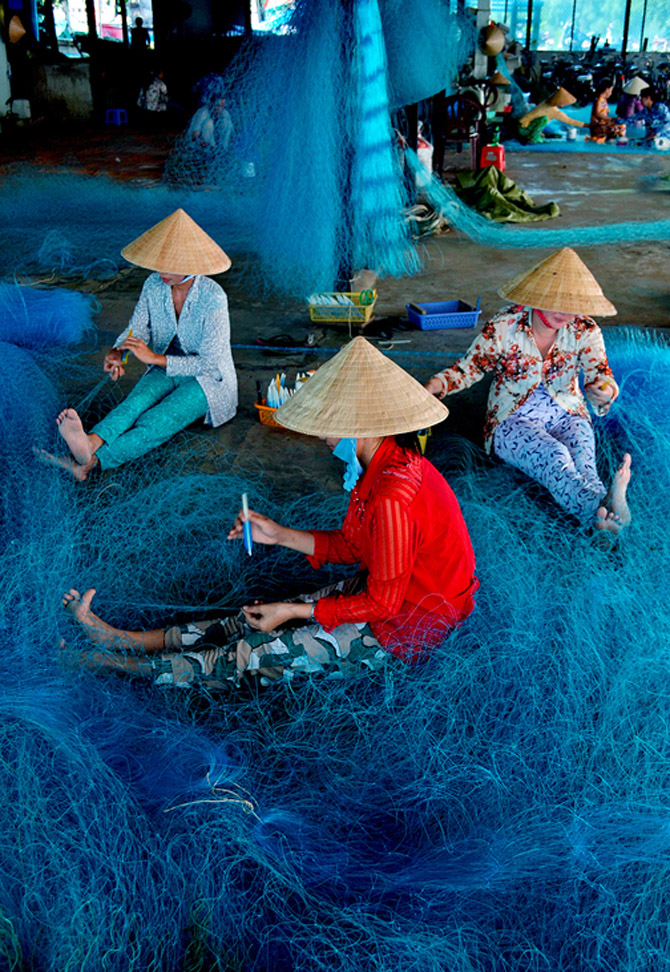 Những phụ nữ vá lưới tại trại lưới Hữu Tài (ảnh chụp vào ngày 18/11/2013)  