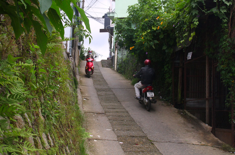 Hẻm Nguyễn Văn Trỗi, nơi có quán bánh canh cua Minh Hoa nổi tiếng Đà Lạt.