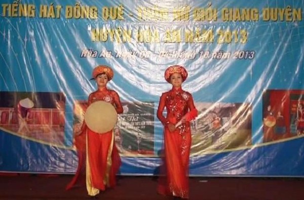 Các thí sinh Hội Nông dân thị trấn Nước Hai( Hòa An) trình diễn trang phục áo dài.