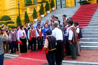 Phó Chủ tịch nước Nguyễn Thị Doan tiếp Đoàn đại biểu người có uy tín tỉnh Kon Tum (Ảnh: TTĐT UBDTMN)