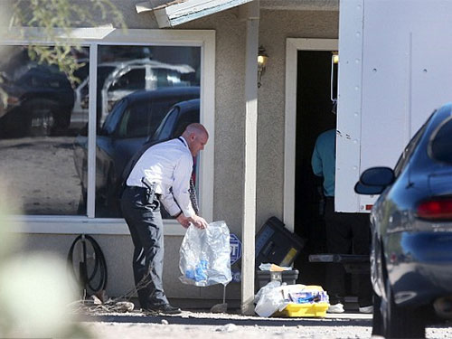 Cảnh sát thu thập bằng chứng tại nhà Fernando Richter. Ảnh: Arizona Daily Star