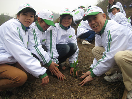 Trồng rừng tại huyện Lục Ngạn, Bắc Giang. 