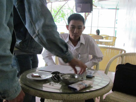 Đối tượng Võ Thanh Lý (áo trắng) bị bắt quả tang khi đang nhận tiền “chạy” việc trái pháp luật.