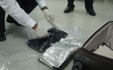 Số ma túy đá được phát hiện trong va li hành lý. Ảnh do Hải quan sân bay TSN cung cấp