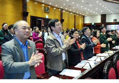 Chủ tịch Hội Nông dân Việt Nam, ĐBQH Nguyễn Quốc Cường (Bắc Giang - trái)  và các đại biểu  sau phút biểu quyết thông qua Dự thảo Hiến pháp sửa đổi 1992.