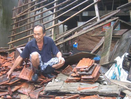 Nhà của ông Nguyễn Xuân Tài ở thôn Vinh Quang 2, xã Phước Sơn, huyện Tuy Phước, Bình Định bị lũ làm sập hoàn toàn. (Nguồn ảnh: SGGP)
