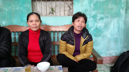 Bà Lê Thị Tiếp (mẹ của Phương) và bà Phạm Thị Nhung (mẹ của Hương),  kể lại việc con gái mình bị lừa sang Trung Quốc.